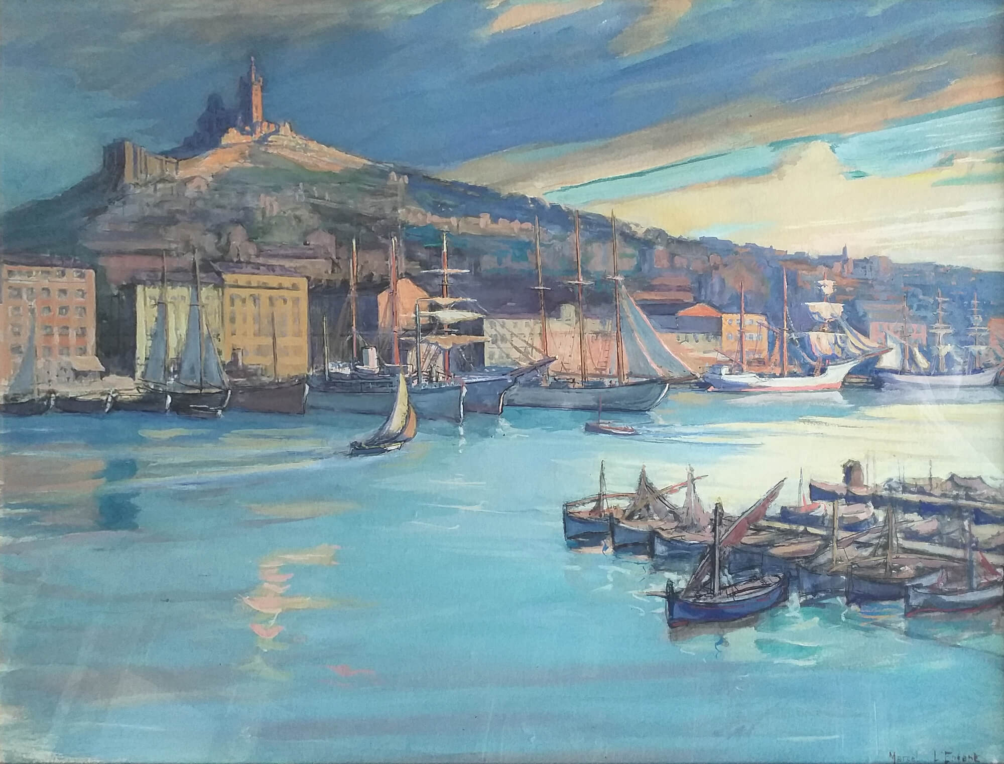 Une vue du début du Vieux-Port de Marseille, croquée depuis le Quai du Port avant la 2e Guerre Mondiale. La silhouette majestueuse de la Basilique Notre-Dame-de-la-Garde domine le port et semble presque toiser le soleil couchant.