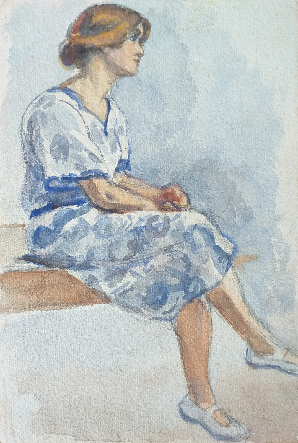 Jeanne L'Enfant en robe d'été, assise sur un banc.